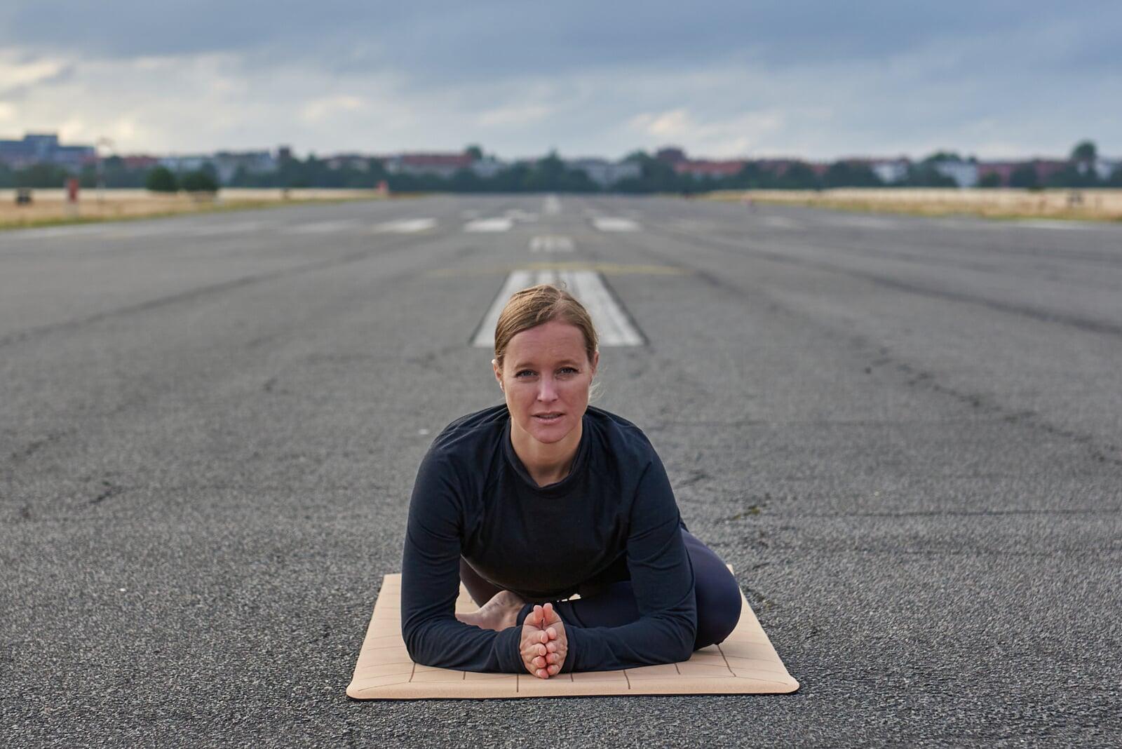 Sabrina in Taube auf dem Rollfeld (Yoga Asana)