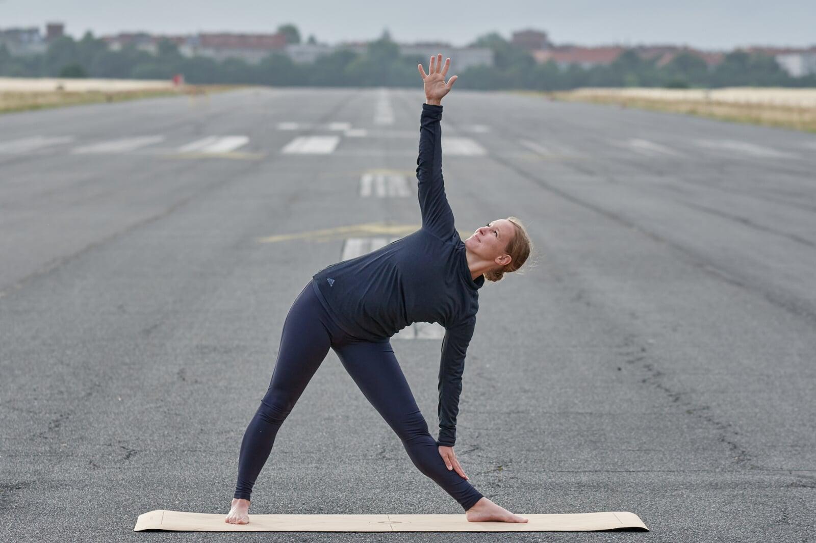 Sabrina im Dreieck (Yoga Asana)