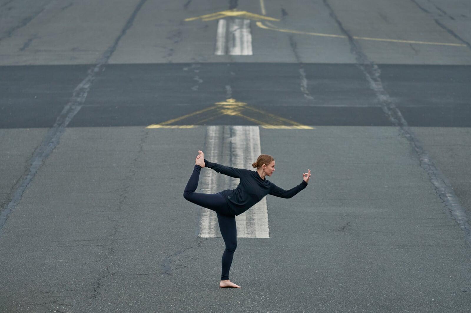 Sabrina im Tänzer (Yoga Asana)
