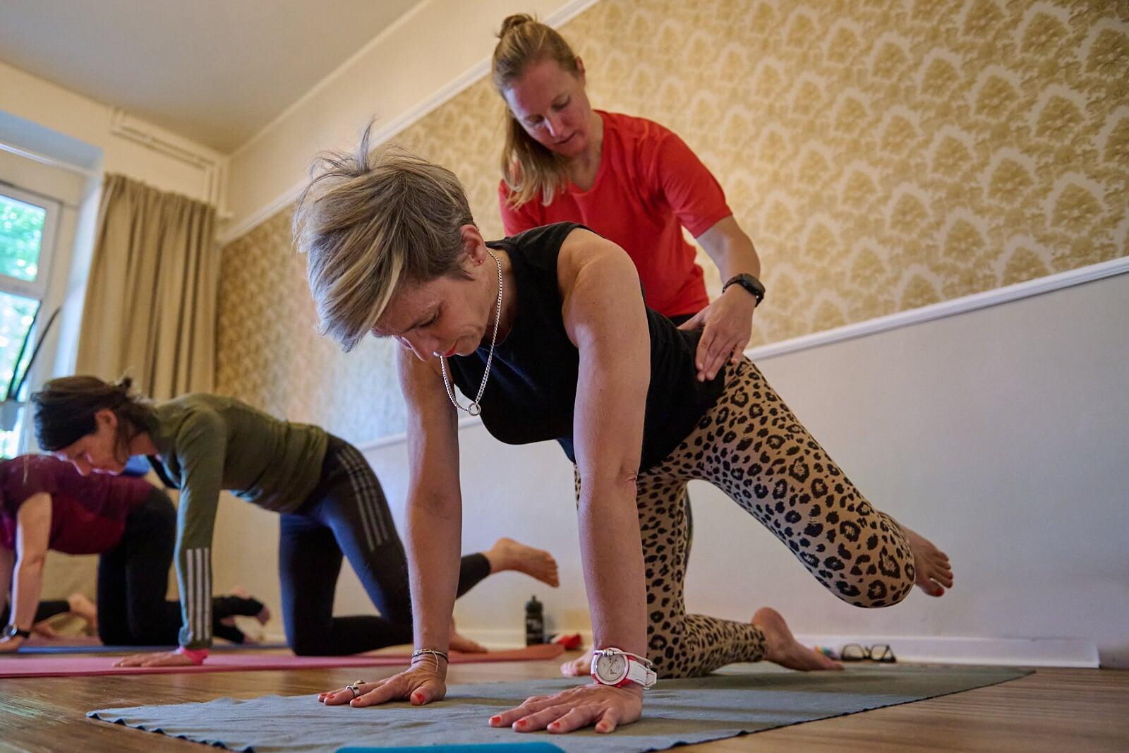 Yoga Adjust an der Hüfte