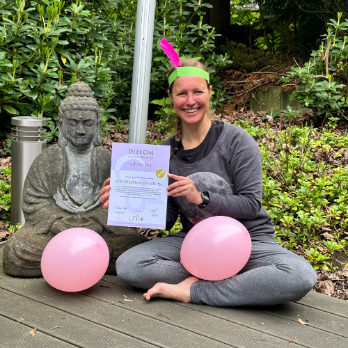 Sabrina mit Ausbildungszertifikat Kinder Yogalehrerin 100h
