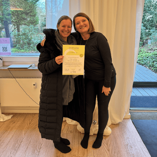 Sabrina und Romana mit Prenatal Yogalehrerin Ausbildungszertifikat