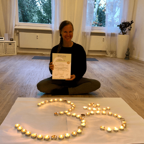 Sabrina mit Yoga 200h Ausbildungszertifikat