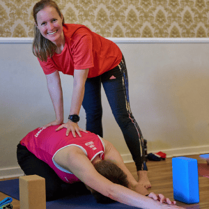 Yoga mit Adjust in der Childs Pose