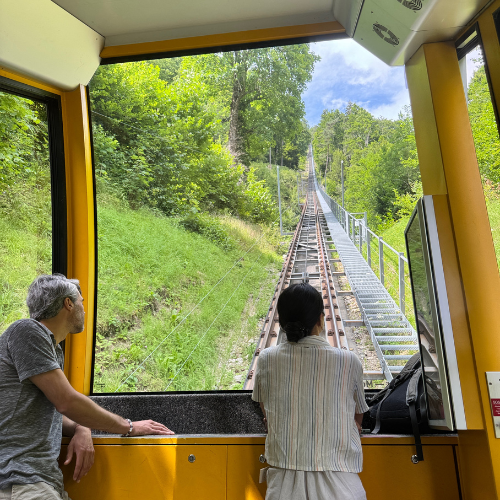 Fahrt mit der Seilbahn zum Vipassana Meditationszentrum in der Schweiz