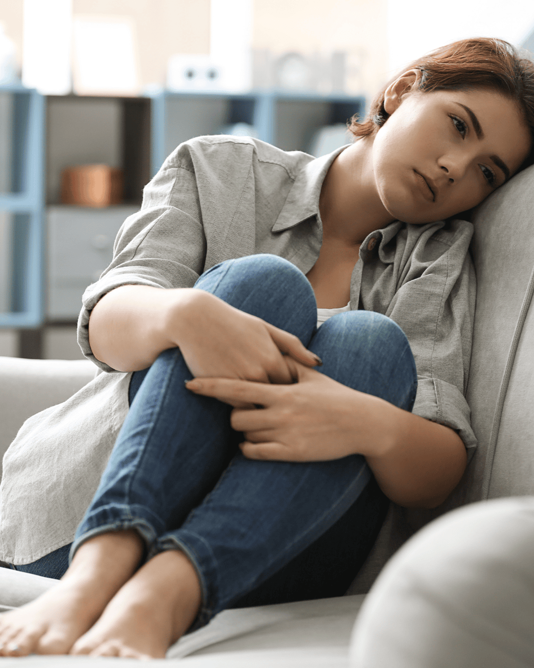 Bilder einer Frau müde auf der Couch