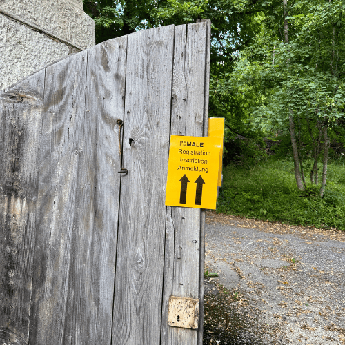 Zur Anmeldung der Frauen (Mediationszentrum Dhamma Sumeru)
