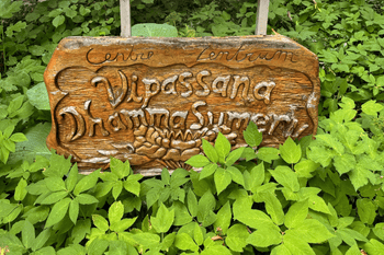 Vipassana Dhamma Sumeru_Willkommensschild