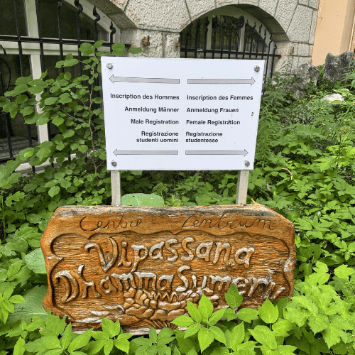 Willkommensschild Dhamma Sumeru in der Schweiz