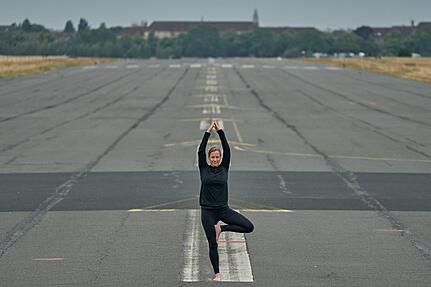 Sabrina im Baum (Yoga Asana)